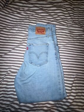 Levi’s mom jeans